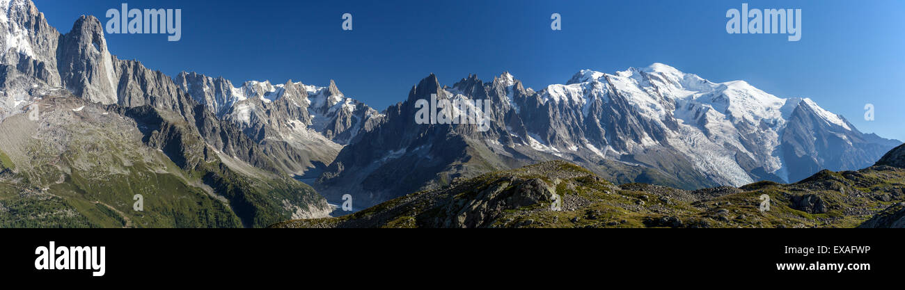 Panorama della gamma della montagna di Mont Blanc, Haute Savoie, sulle Alpi francesi, Francia, Europa Foto Stock