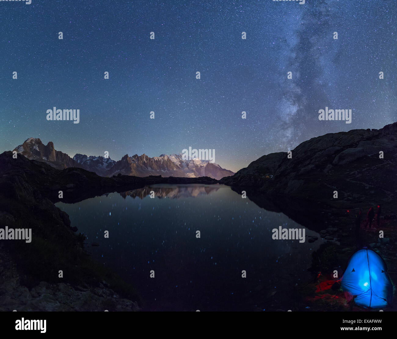 Campeggio sotto le stelle al Lac des Cheserys, con la gamma di Mont Blanc in background, Haute Savoie. Le Alpi Francesi, Francia Foto Stock