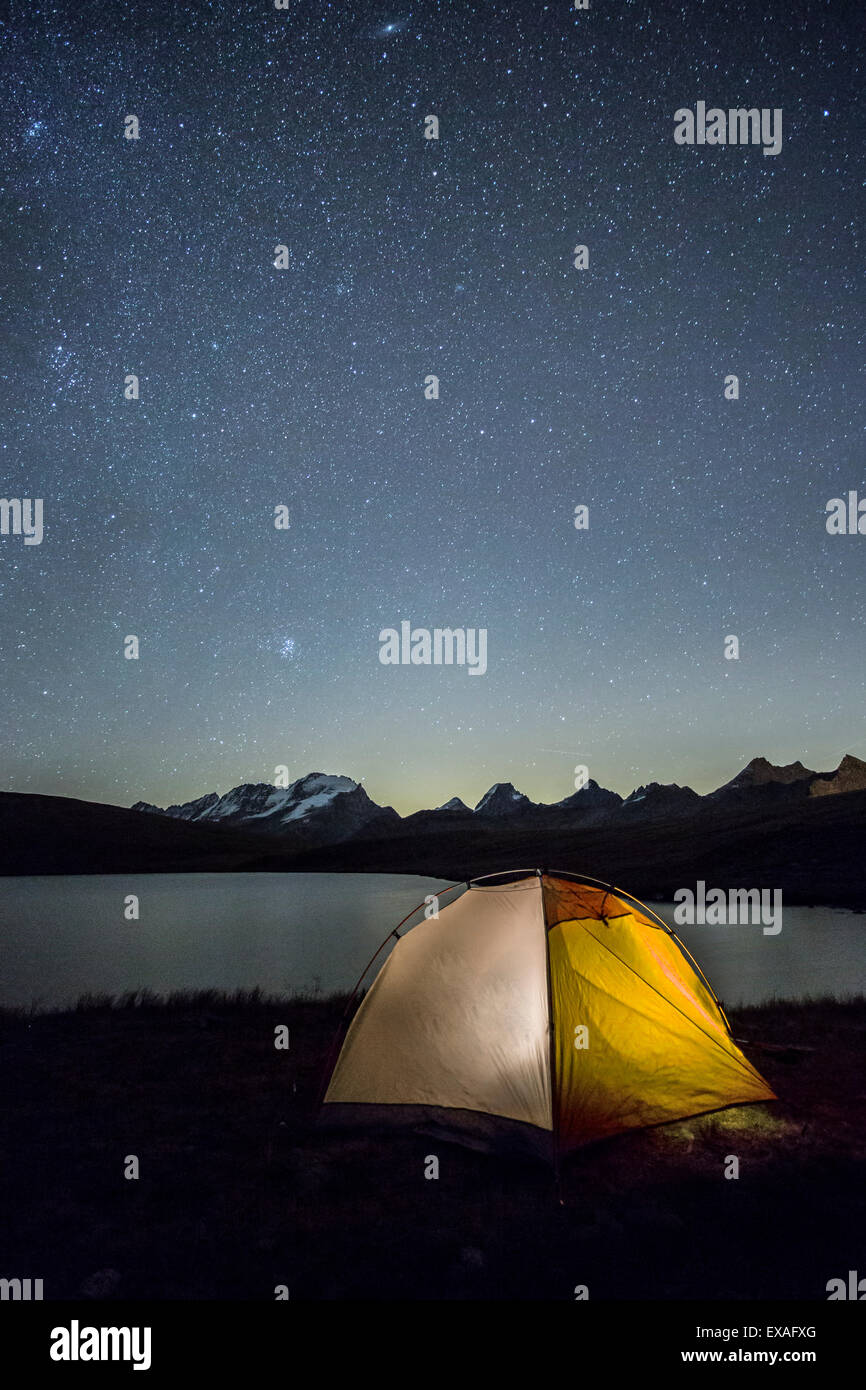 Campeggio sotto le stelle su Rosset lago a un'altitudine di 2709 metri, il Parco Nazionale del Gran Paradiso, Alpi Graie, Italia Foto Stock