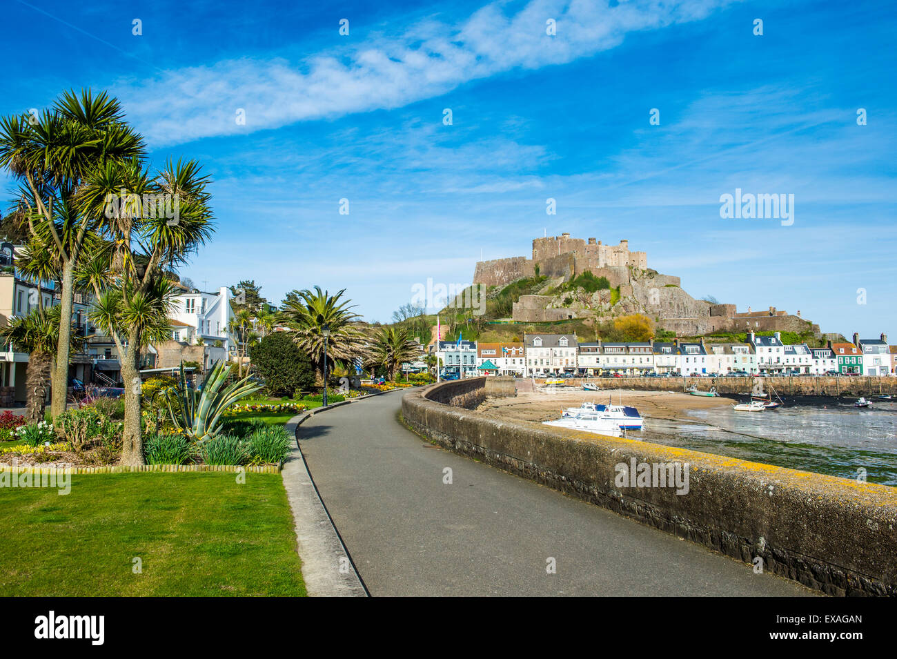 La città di Mont Orgueil e il suo castello, Jersey, Isole del Canale, Regno Unito, Europa Foto Stock