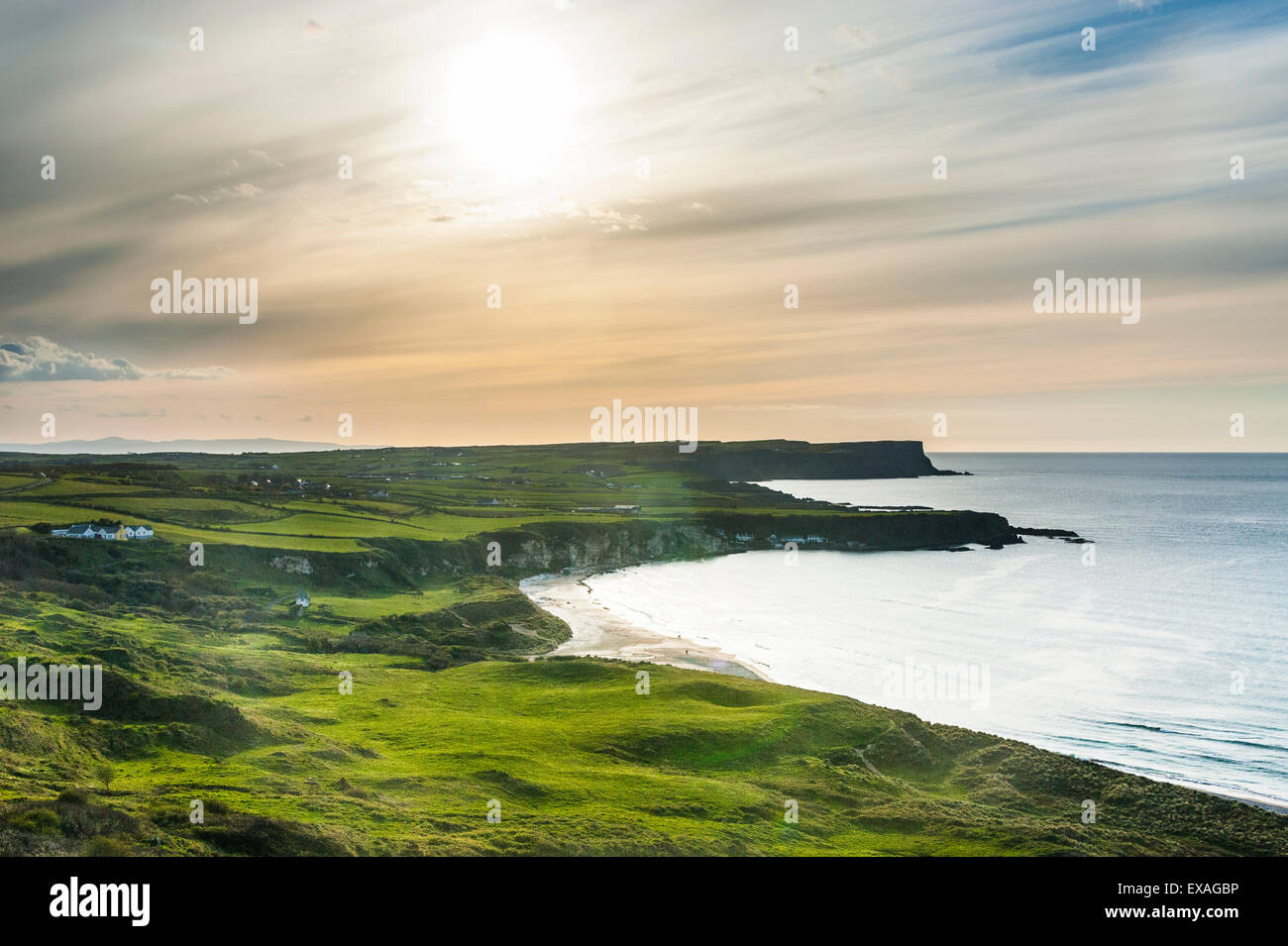 Vista su Whitepark Bay (White Park Bay), County Antrim, Ulster (Irlanda del Nord, Regno Unito, Europa Foto Stock