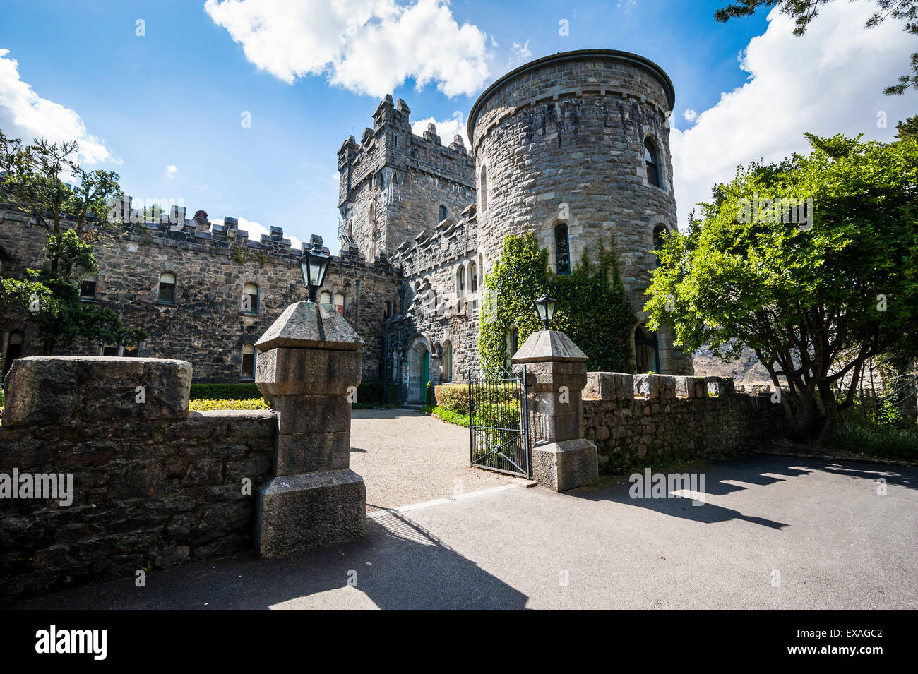Glenveagh castello nel Castello e Parco nazionale di Glenveagh, County Donegal, Ulster, Repubblica di Irlanda, Europa Foto Stock