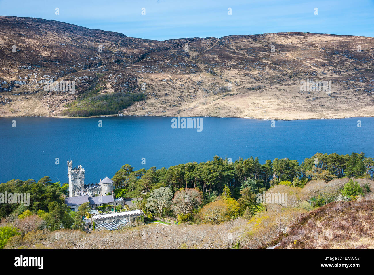 Il Castello di Glenveagh sul lago di Lough Beagh nel Castello e Parco nazionale di Glenveagh, County Donegal, Ulster, Repubblica di Irlanda, Europa Foto Stock