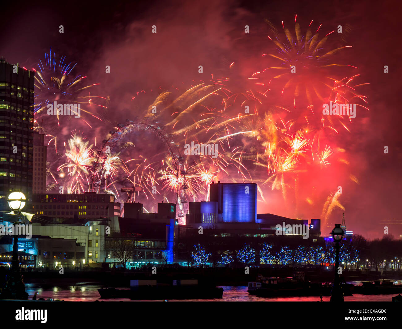 Fuochi d'artificio su South Bank di Londra, Inghilterra, Regno Unito, Europa Foto Stock