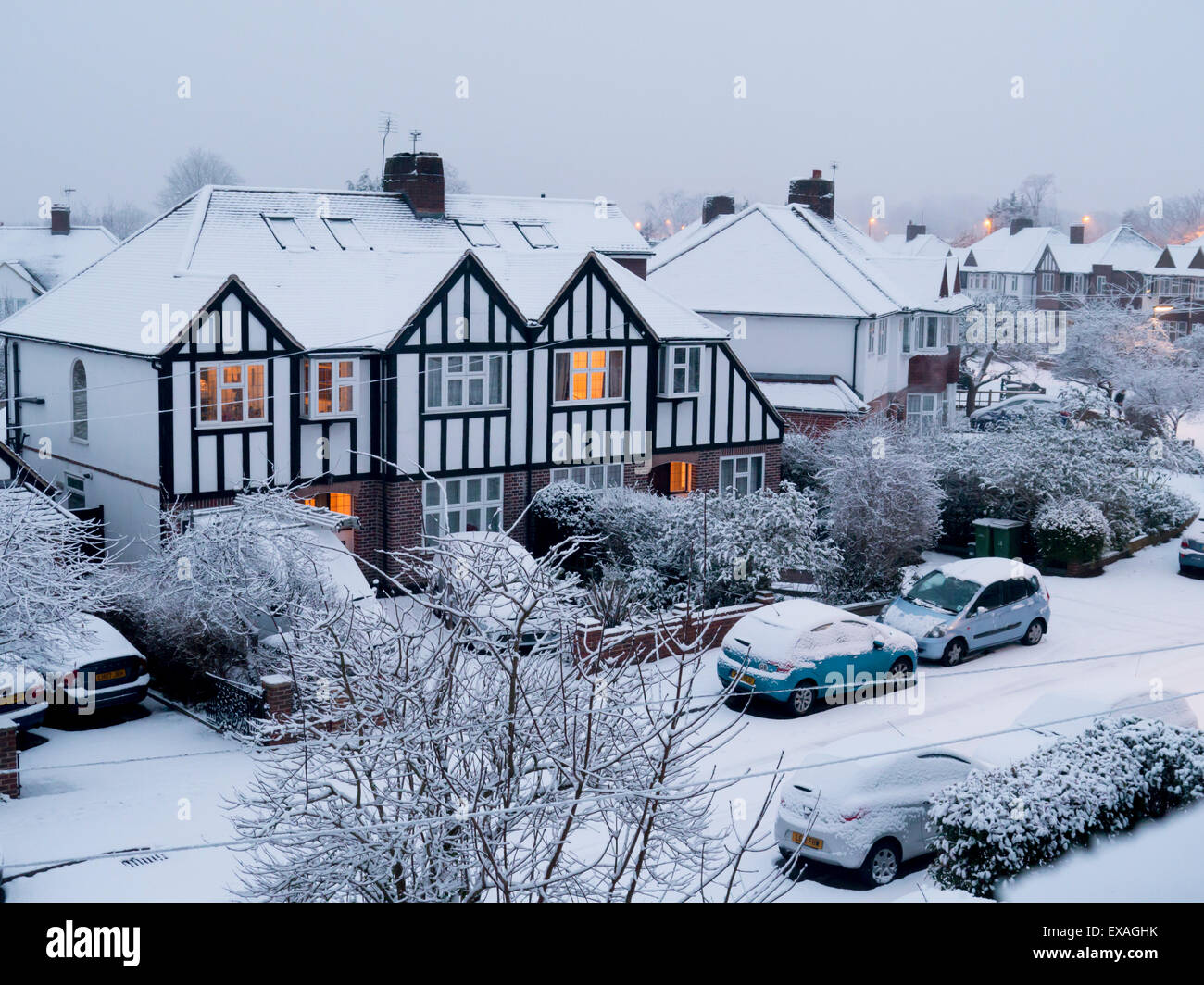 Case suburbane in inverno, Surrey, England, Regno Unito, Europa Foto Stock