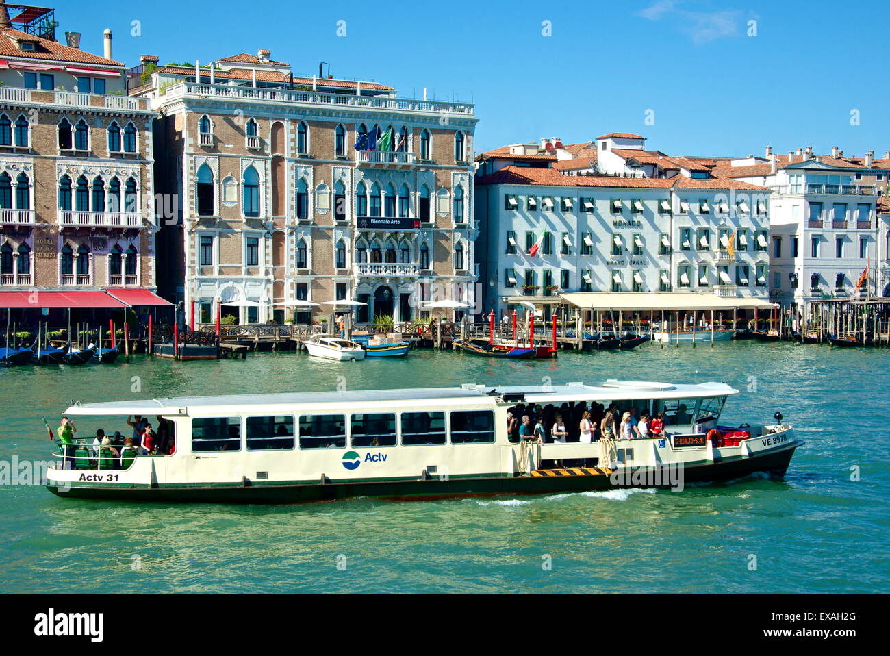Il vaporetto, l'Hotel Bauer, Hotel Monaco, Palazzo delle facciate e le gondole del Canal Grande di Venezia Sito UNESCO, Veneto, Italia Foto Stock