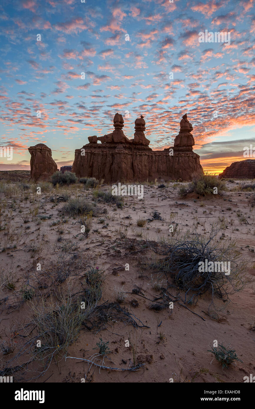 I tre giudici di sunrise, Goblin Valley State Park, Utah, Stati Uniti d'America, America del Nord Foto Stock