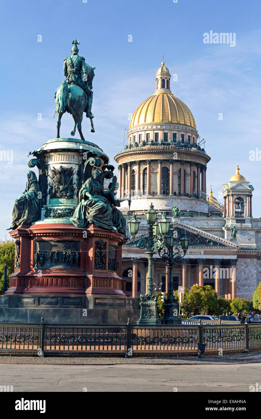 Cupola dorata di San Isacco cattedrale costruita nel 1818 e la statua equestre di Tsar Nicholas datata 1859, San Pietroburgo, Russia Foto Stock