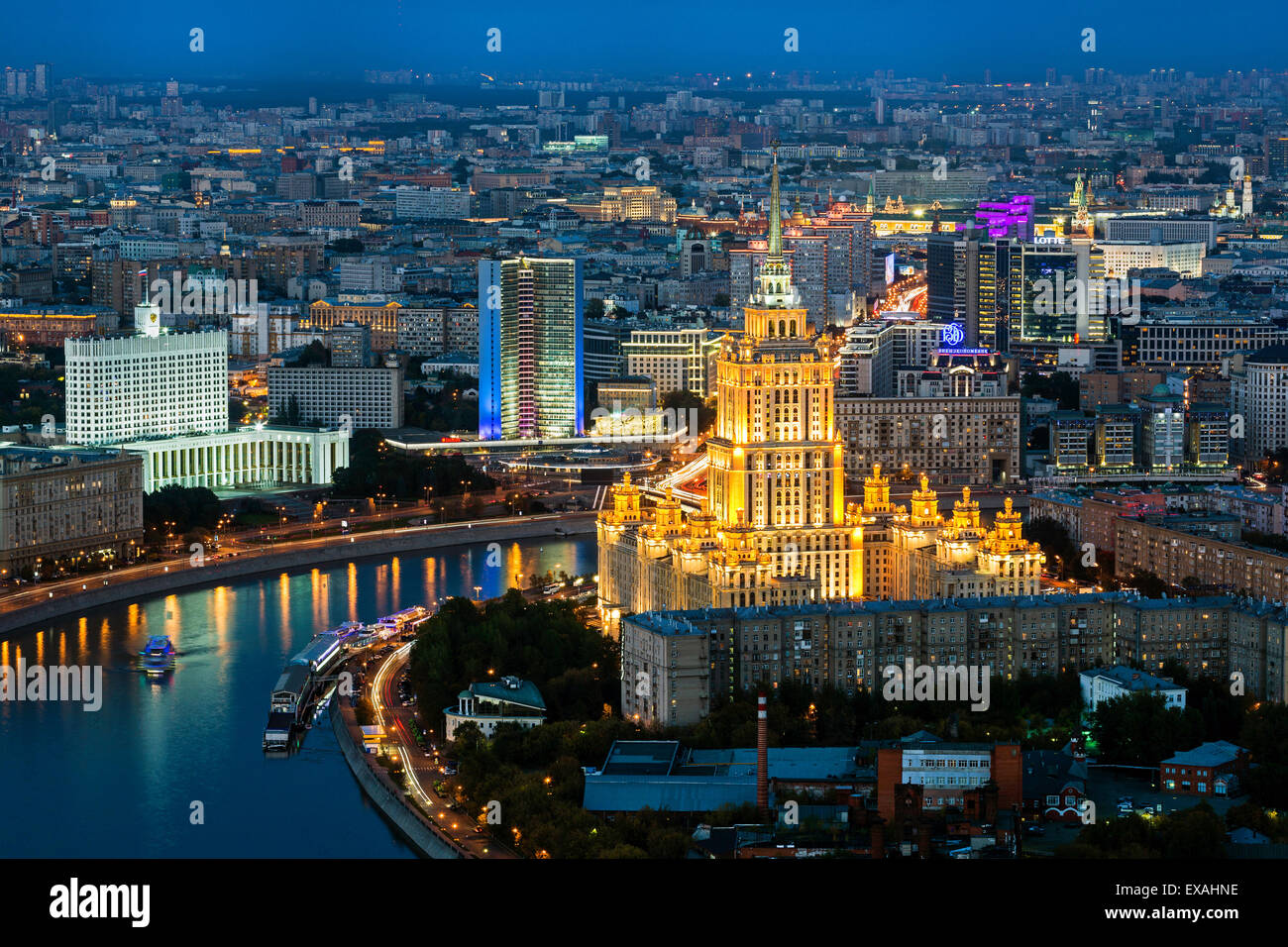 Vista in elevazione sopra il fiume Moskva embankment, Ucraina Hotel e il russo White House, Mosca, Russia, Europa Foto Stock
