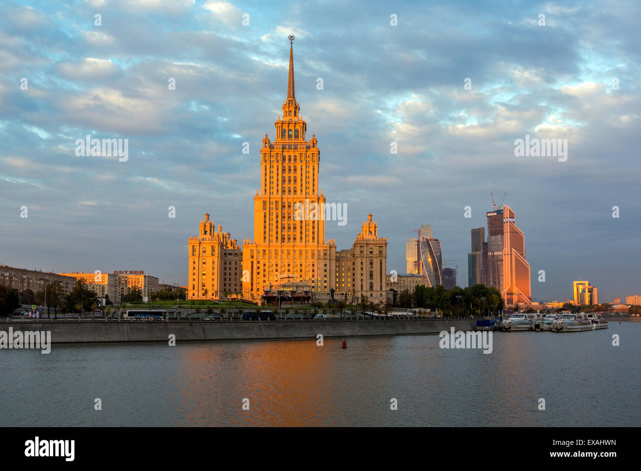 Fiume Moskva e Albergo Ucraina, uno dei sette grattacieli sorella, Mosca, Russia Foto Stock