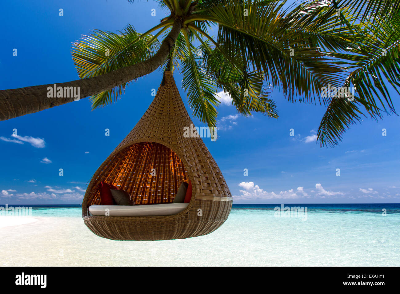 Divano appeso a un albero sulla spiaggia, Maldive, Oceano Indiano, Asia Foto Stock