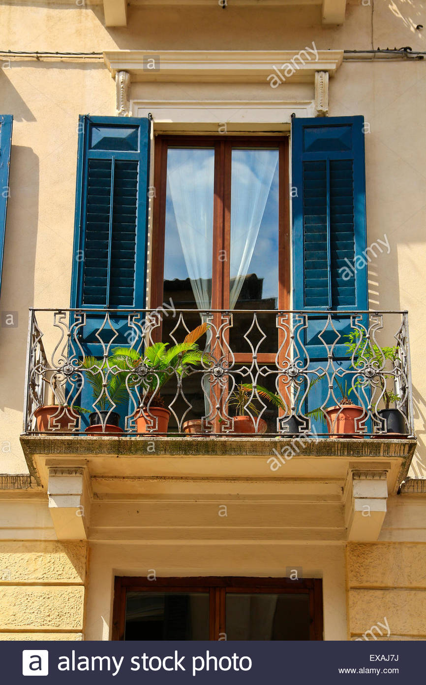 Ferro battuto balcone withfrench porte, ,persiane di legno.verona ... Foto porte in ferro