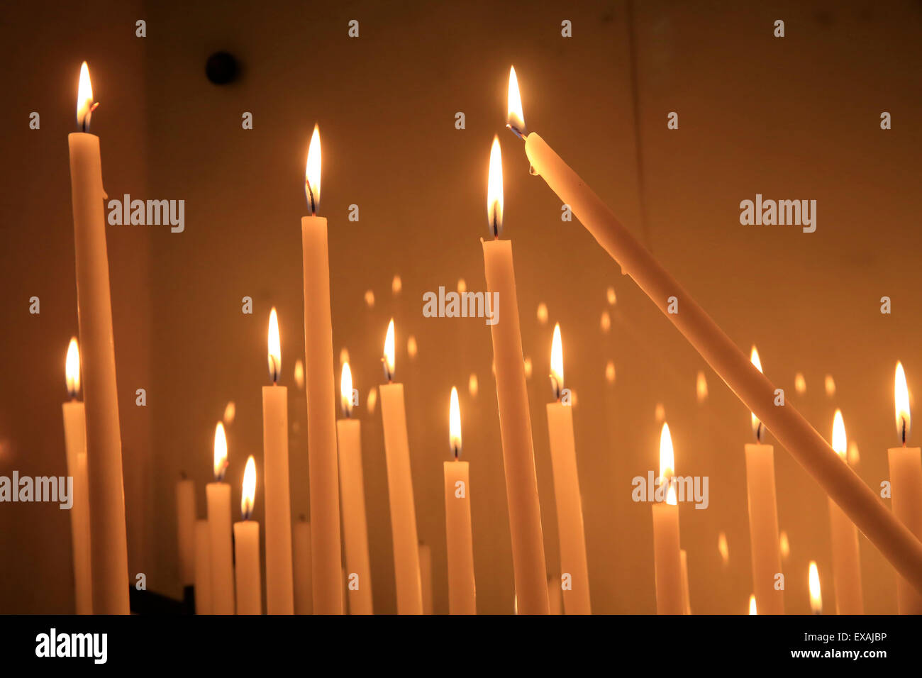 Candele, la Basilica del Sacro Cuore a Paray-le-Monial, Saône-et-Loire, Borgogna, in Francia, in Europa Foto Stock