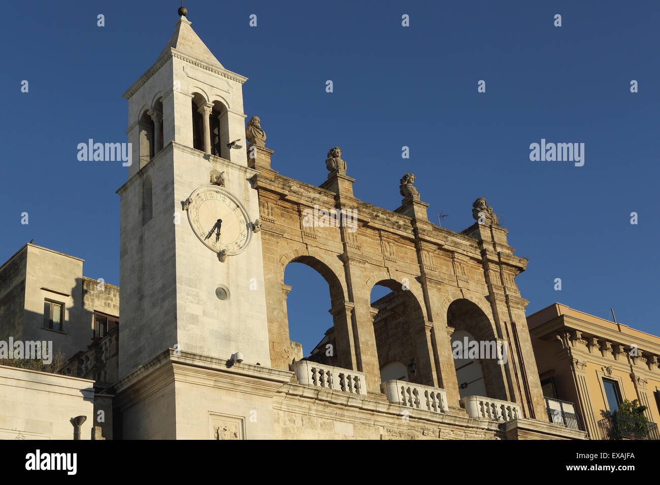 Palazzo del Sedile dei Nobili di clock tower, piazza Mercantile (Piazza del Mercato), in Bari vecchia trimestre di bari, puglia, Italia Foto Stock