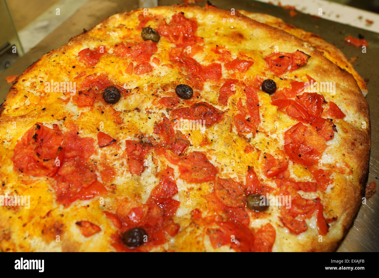 Pane appena sfornato focaccia, un piatto tradizionale popolare in Bari vecchia trimestre di bari, puglia, Italia, Europa Foto Stock