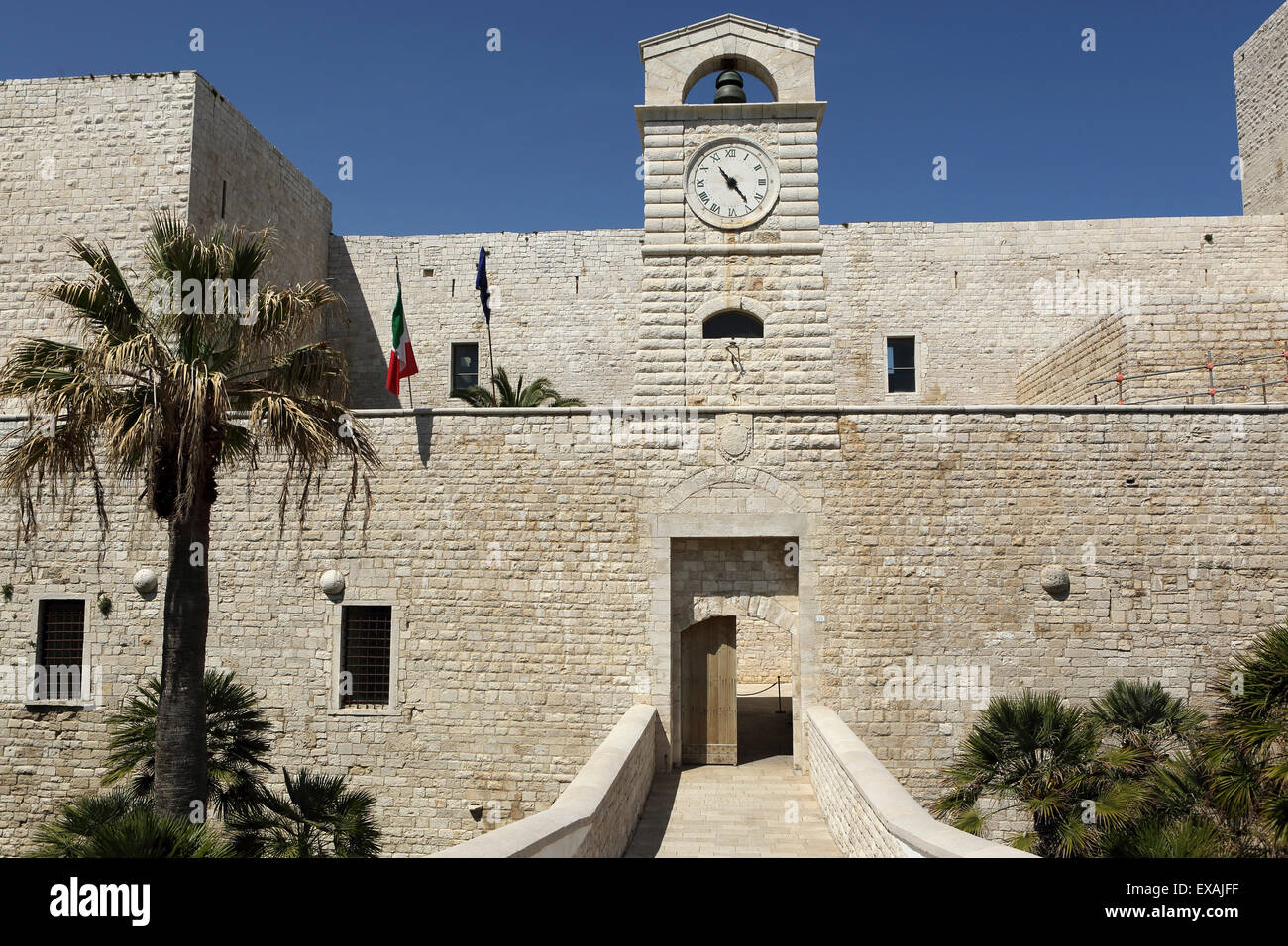 Il cancello di Castello svevi, il castello del XIII secolo costruito per il re Federico II, il Sacro Romano Imperatore a Trani, Puglia, Italia Foto Stock