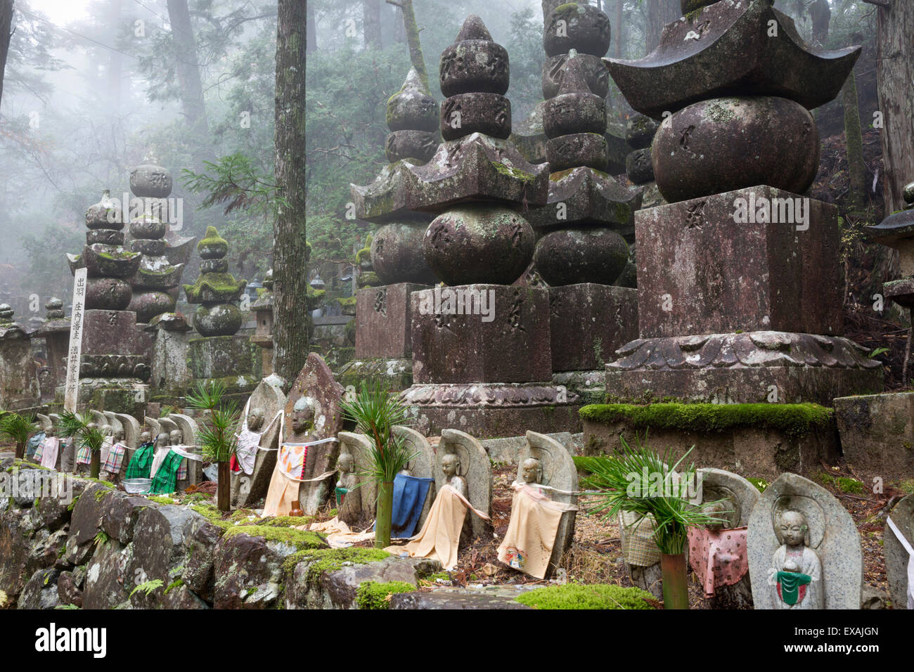 Il cimitero buddista di Oku-no-in, Koyasan (Koya-san), Kansai, Giappone, Asia Foto Stock