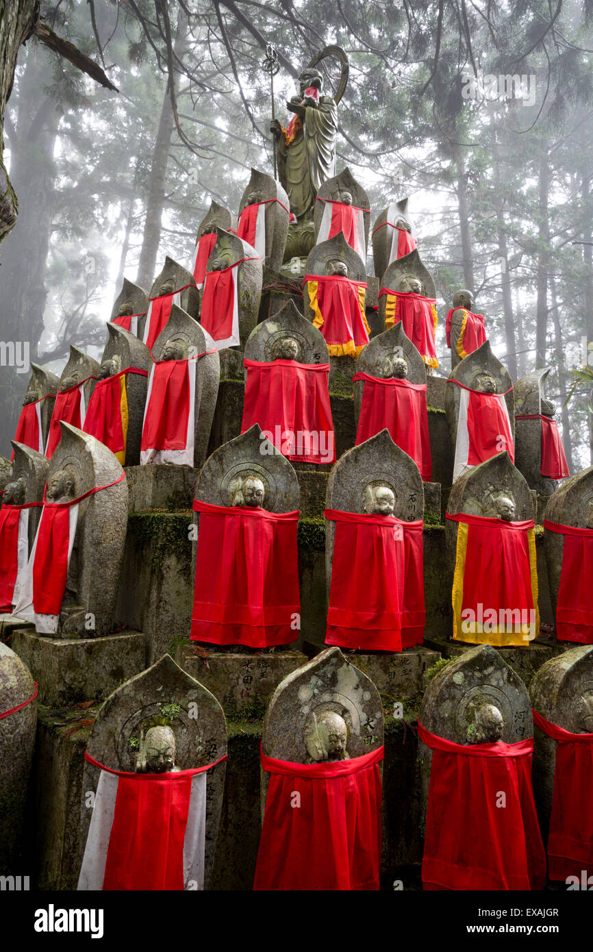 Il cimitero buddista di Oku-no-in, Koyasan (Koya-san), Kansai, Giappone, Asia Foto Stock