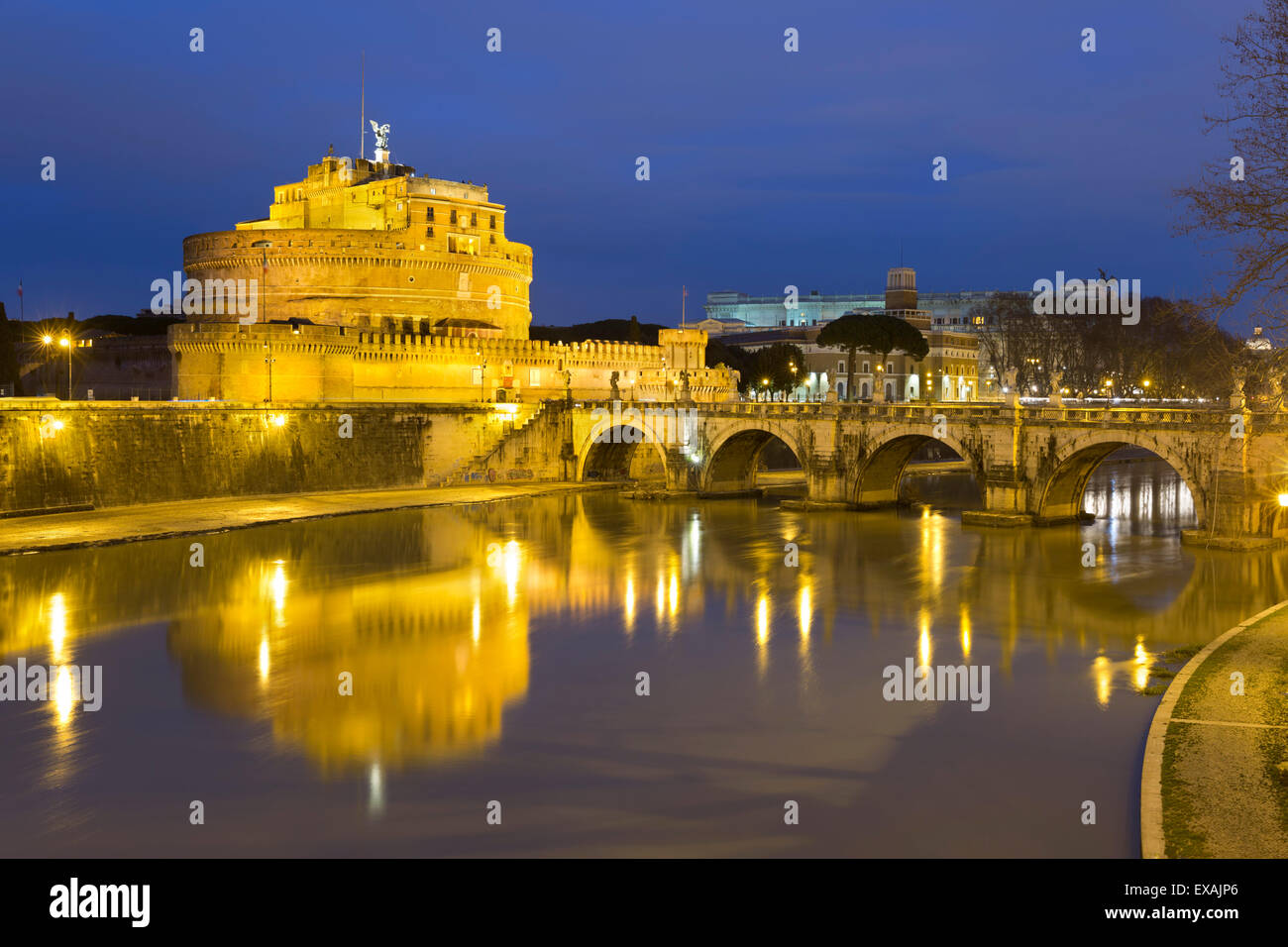 Castel Sant'Angelo e Ponte Sant'Angelo sul fiume Tevere di notte, Roma, Lazio, l'Italia, Europa Foto Stock