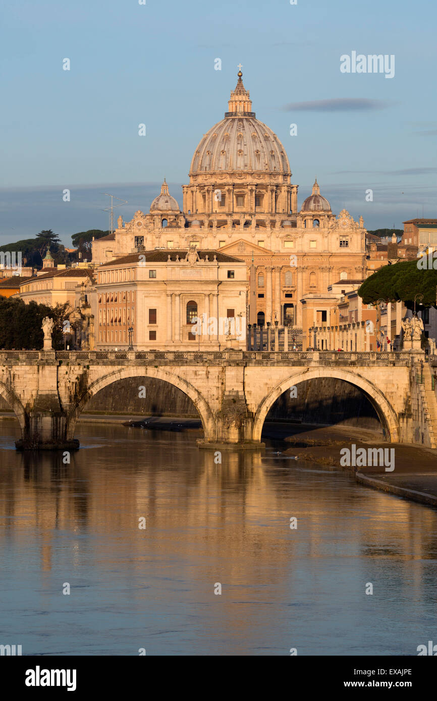 La Basilica di San Pietro, il fiume Tevere e il Ponte Sant'Angelo, Roma, Lazio, l'Italia, Europa Foto Stock