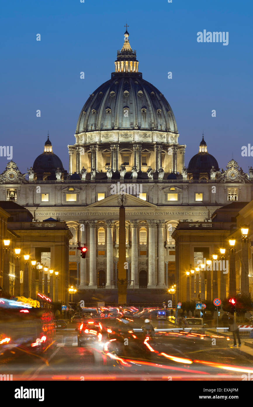 La Basilica di San Pietro visto lungo Via della Conciliazione di notte, Roma, Lazio, l'Italia, Europa Foto Stock