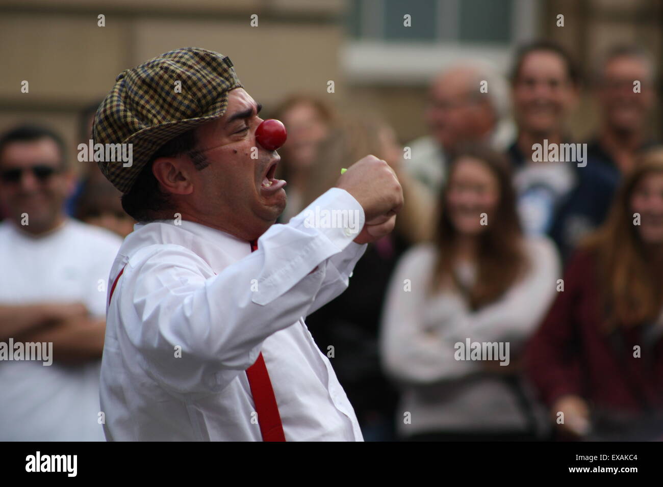 Un esecutore di strada intrattiene la folla in Piazza del Parlamento durante il festival di Edimburgo Foto Stock