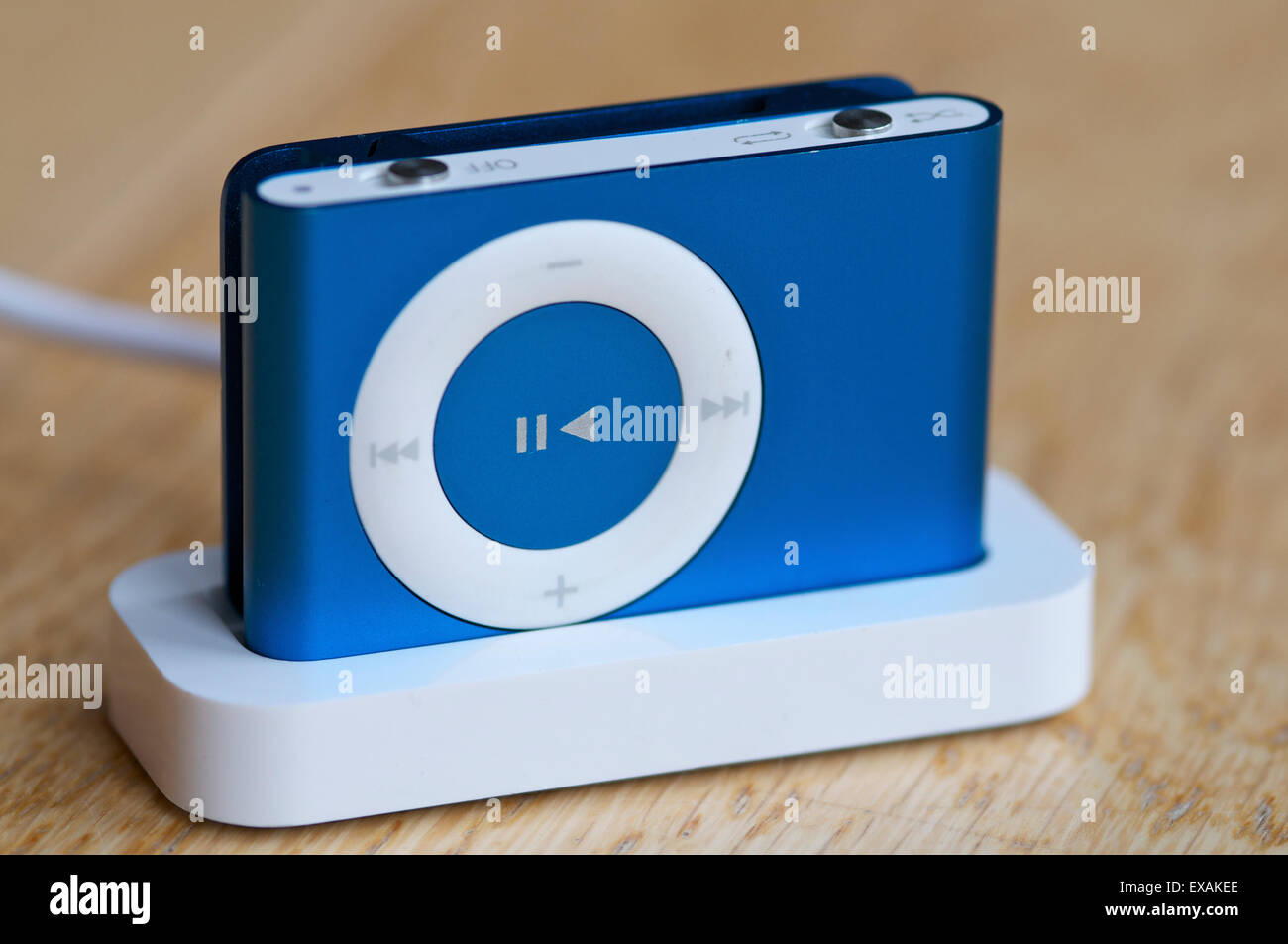 IPod shuffle di seconda generazione, blu, con caricatore USB Foto Stock