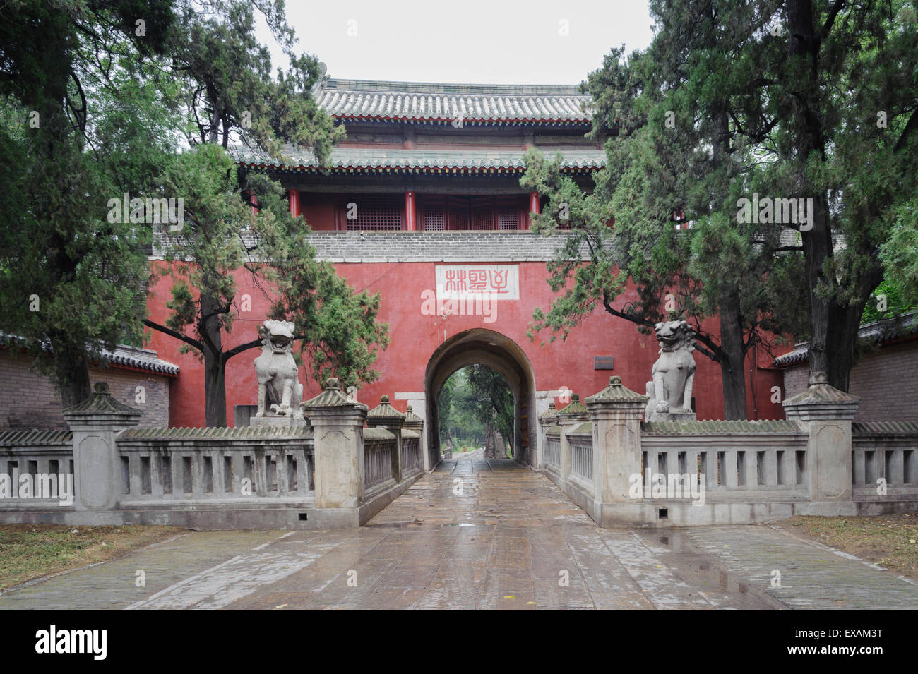 Arco di ingresso al cimitero di Confucio presso Kong foresta in Qufu, una parola UNESCO Patrimonio dell'umanità e un luogo sacro del Kong clan. Foto Stock