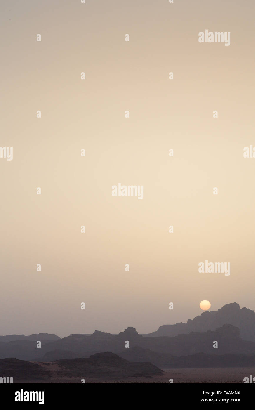 Il Wadi Rum, Giordania. Tramonto nel deserto Foto Stock