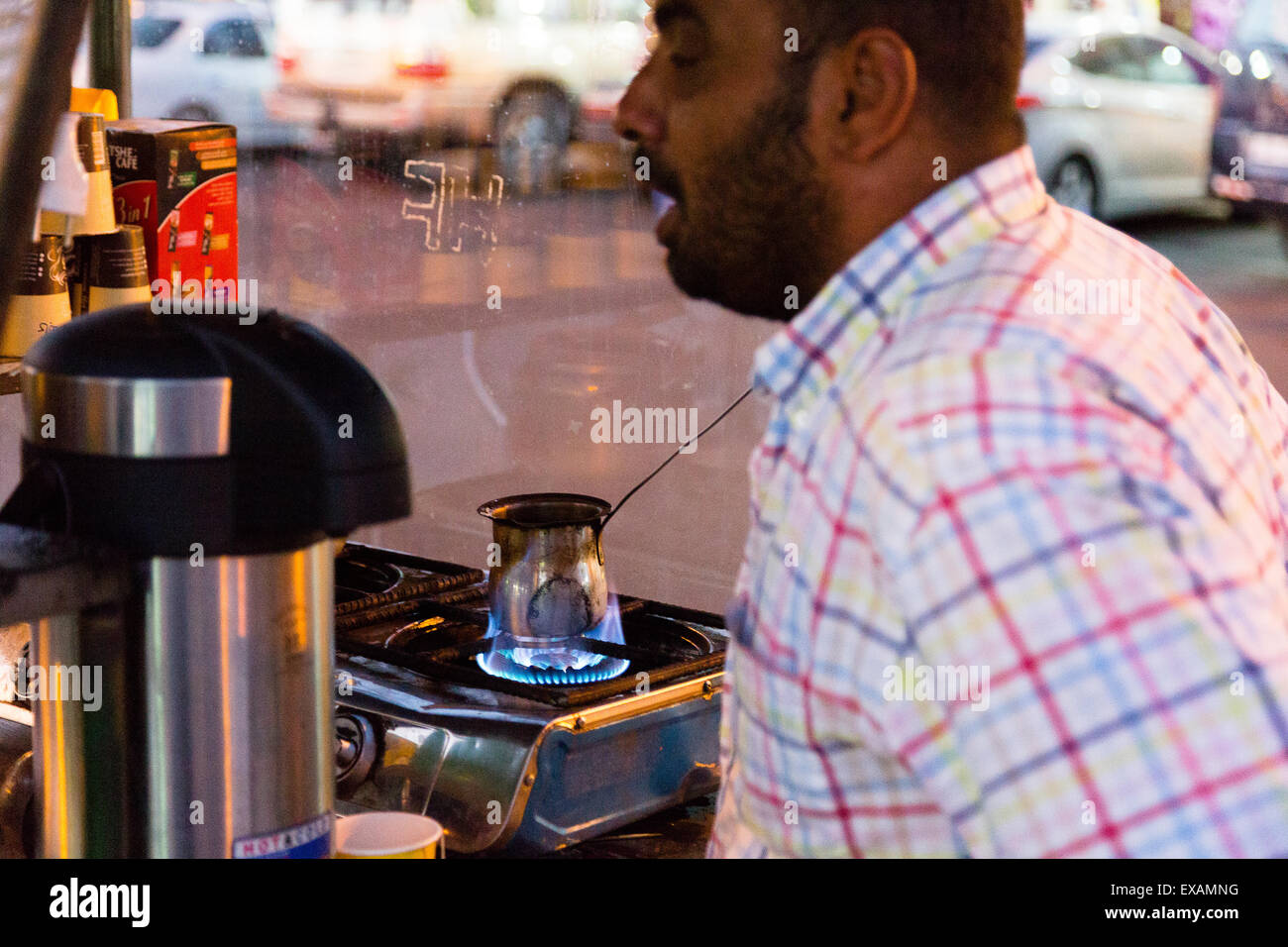 Aqaba Giordania. 11 giugno 2015. Venditore di caffè caffè presso una strada cafe. Foto Stock