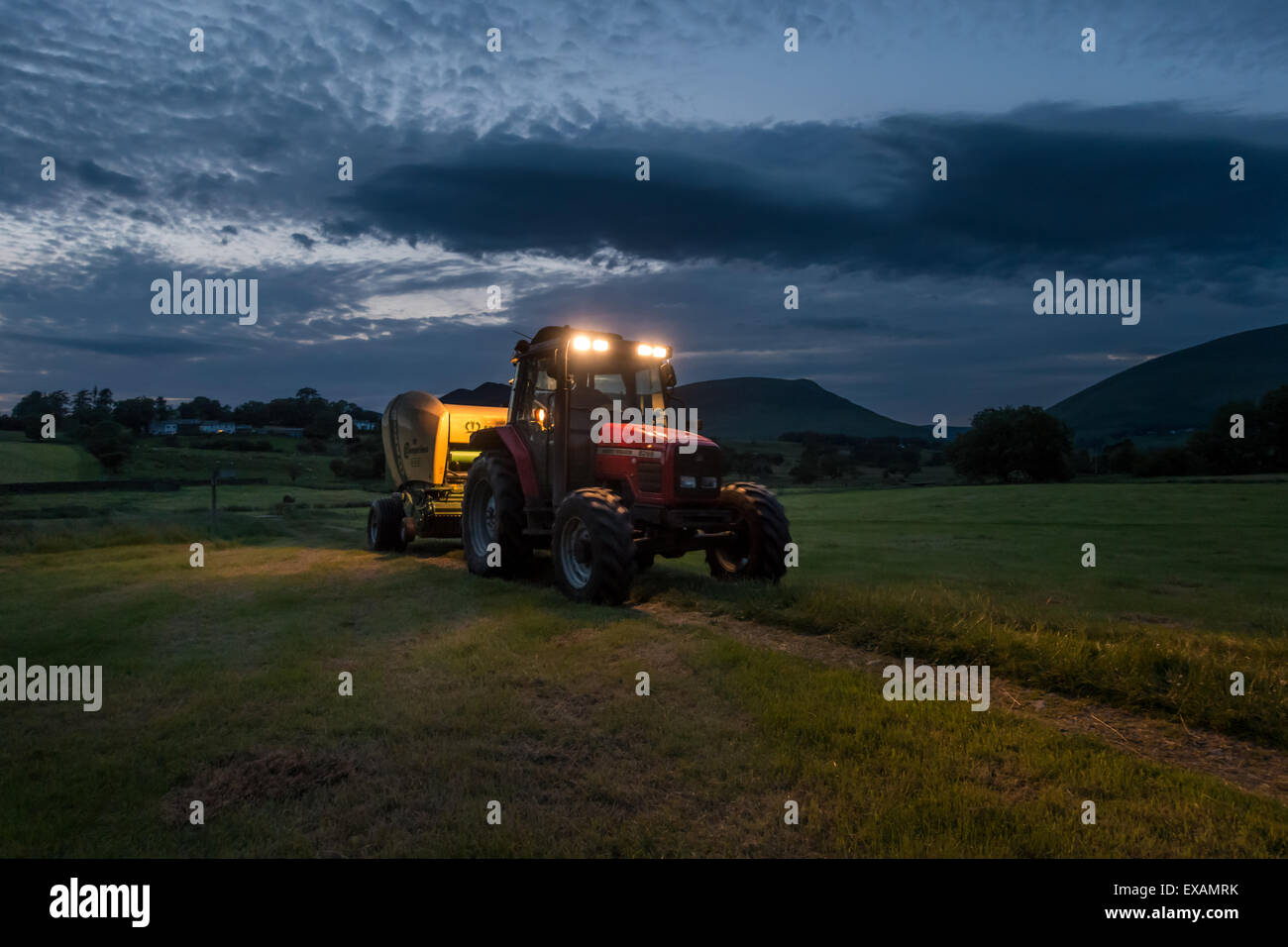 Agricoltore tornando a casa la sera tardi nel distretto del lago, vicino a Keswick, REGNO UNITO Foto Stock