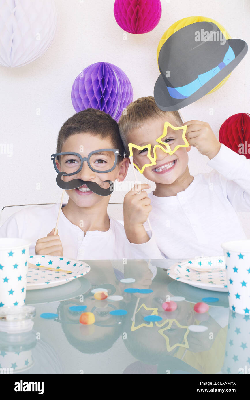 Ragazzi indossando travestimenti divertenti alla festa di compleanno Foto Stock