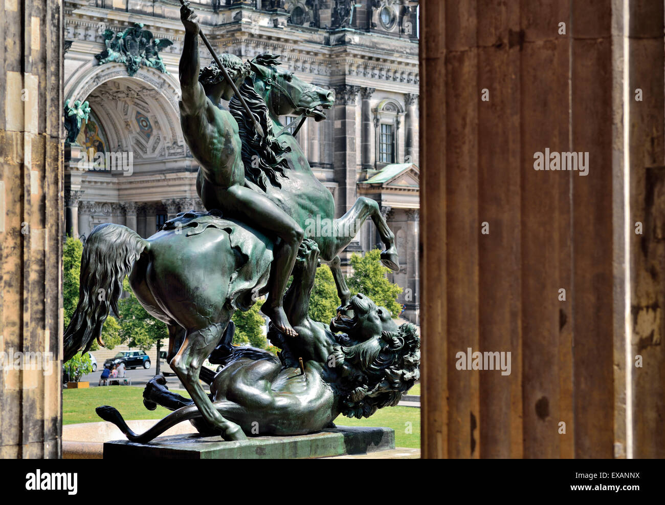 Germania Berlino: scultura equestre 'Lion fighter' all'entrata del vecchio museo Foto Stock