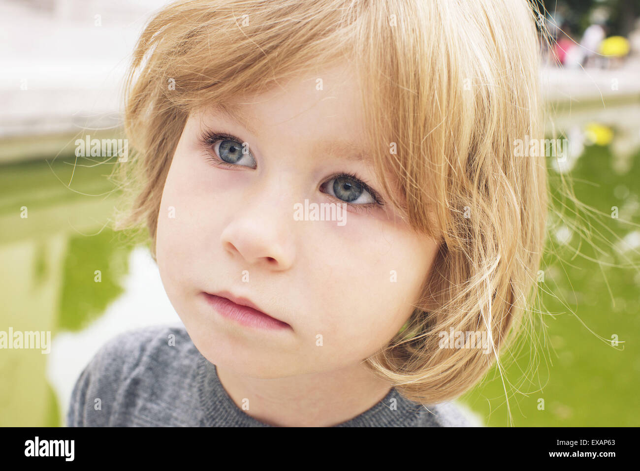 Bambina che guarda lontano nel pensiero, ritratto Foto Stock