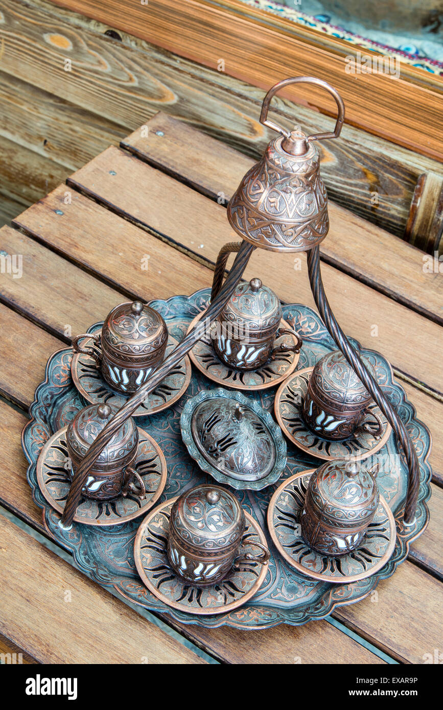 Tipico di rame vassoio turco per servire caffè, Sirince, Turchia Foto stock  - Alamy