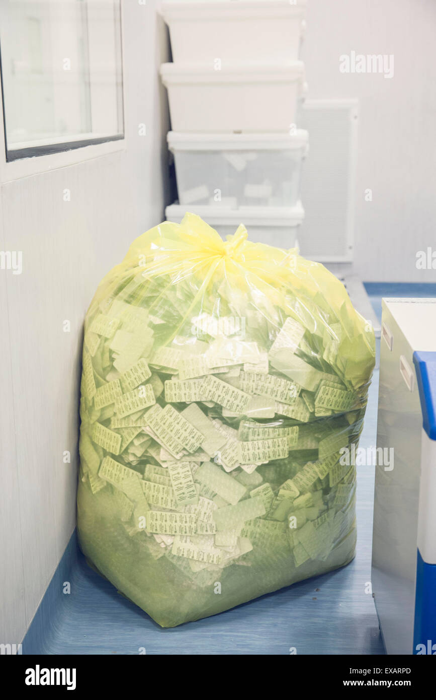 Grandi garbage bag piena di pillola danneggiato i pacchetti Foto Stock