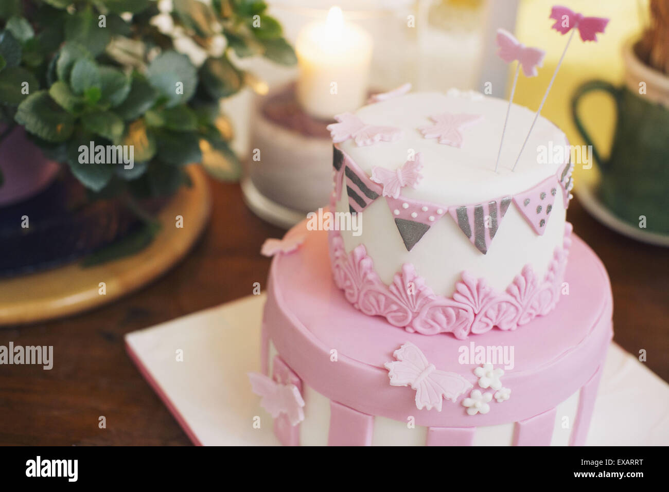 Colorato decorate la torta con i dolci di farfalle. Torta di compleanno  Foto stock - Alamy
