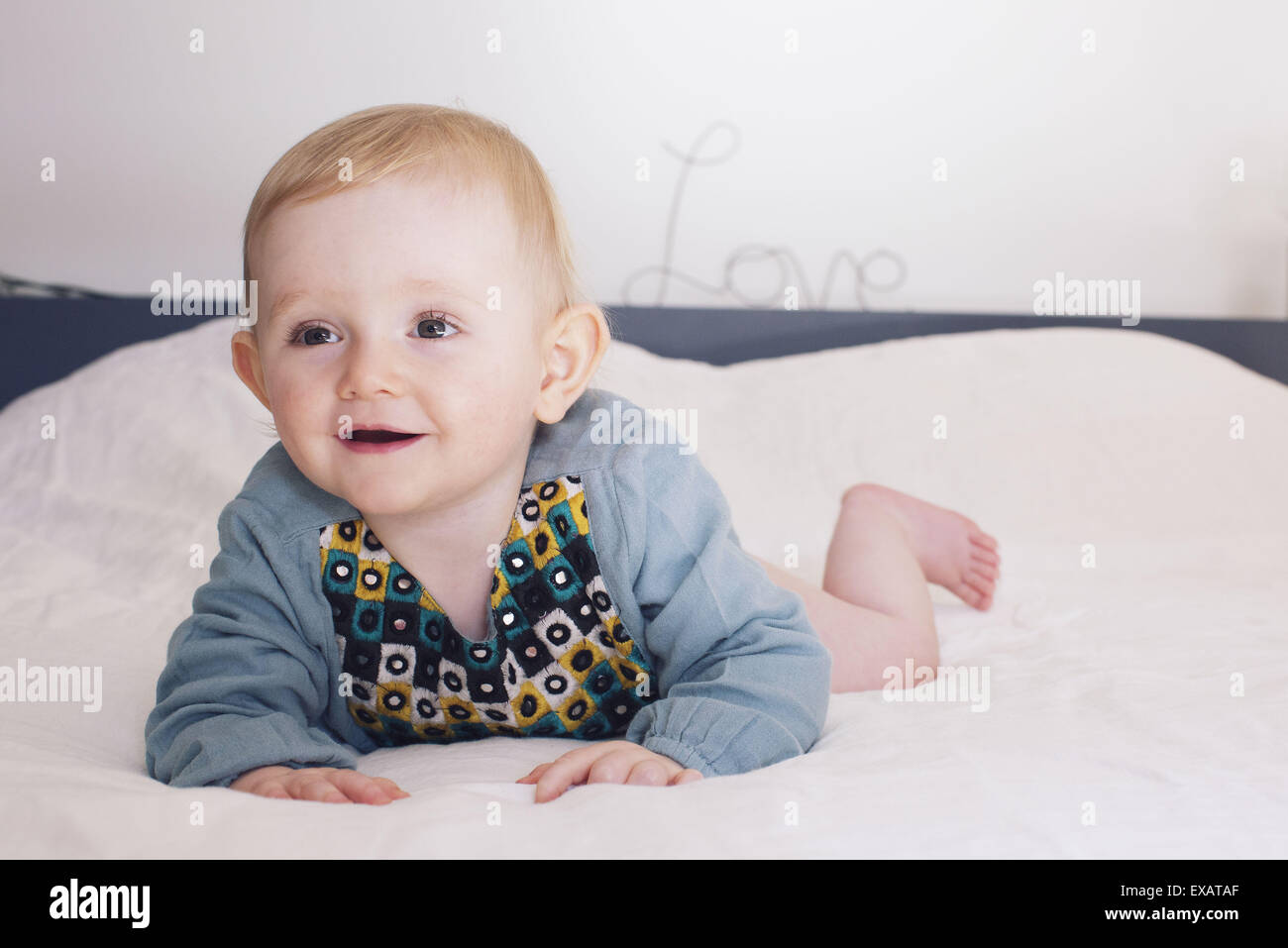 Bambino giacente sul letto, ritratto Foto Stock