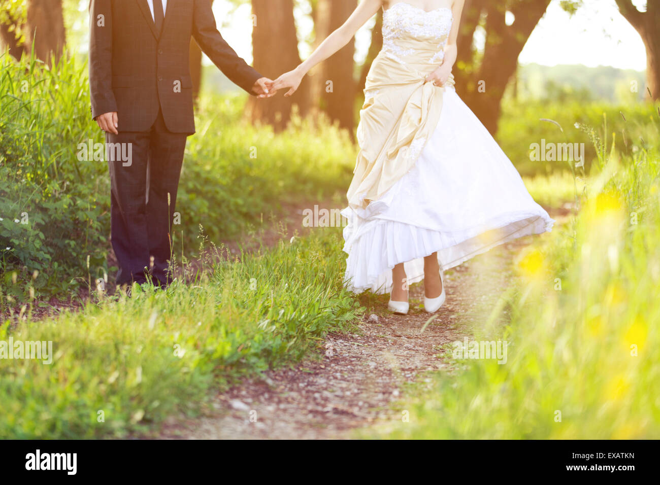 Sposa e lo sposo, camminare nella natura Foto Stock