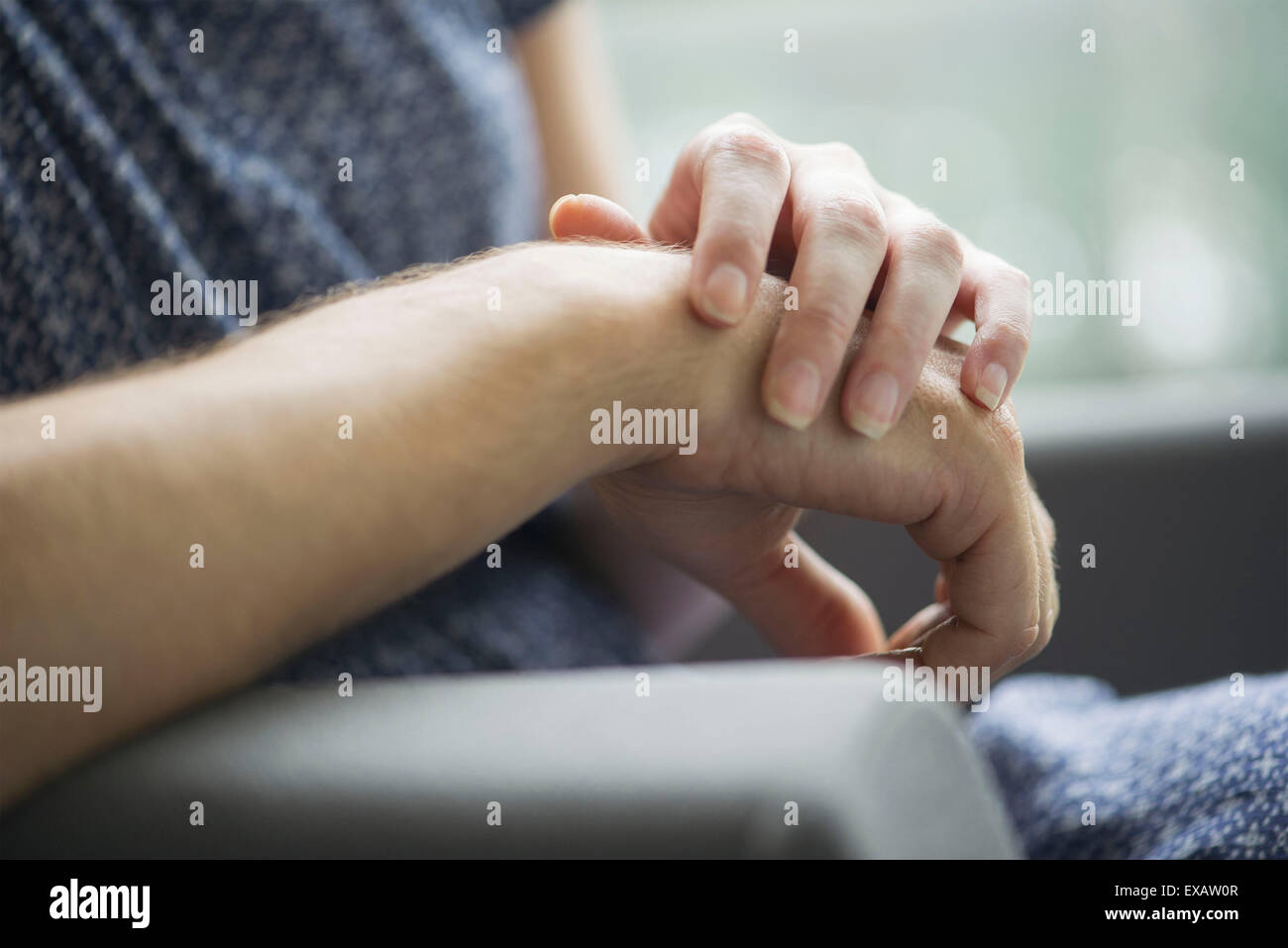 Giovane Holding Hands, close-up Foto Stock