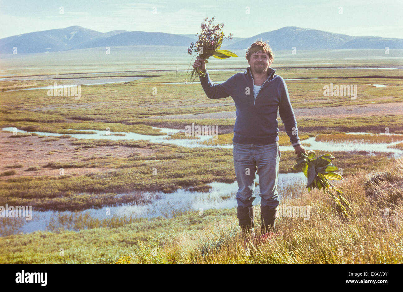 Penisola di Chukchi, URSS - Luglio 10, 1979:outdoor positivo Ritratto di giovane oro sovietico-prospector avente gita di un weekend nella tundra Foto Stock