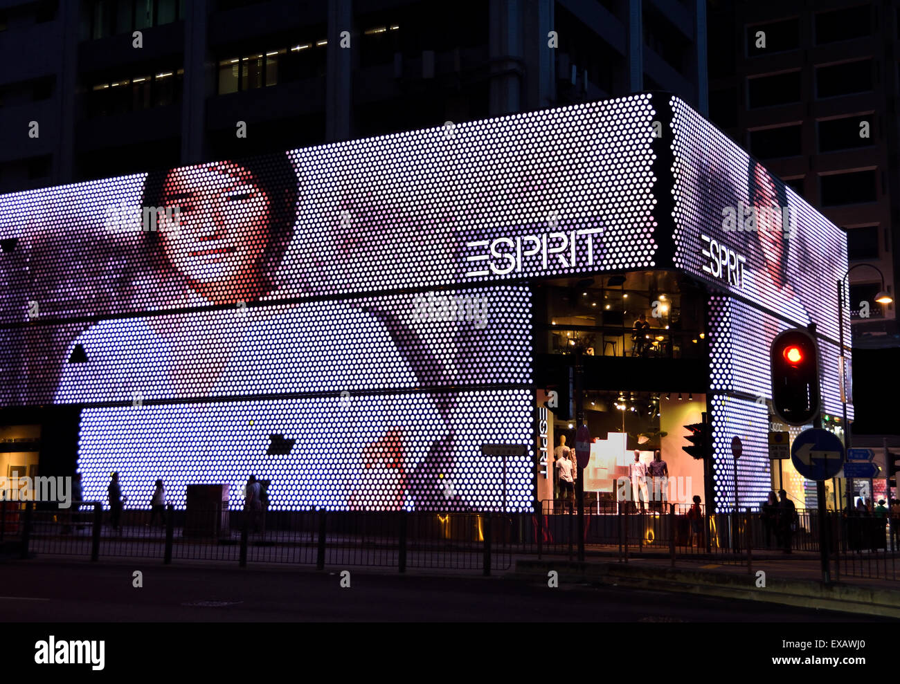 Esprit negozio di moda di Hong Kong Kowloon - Sim Sha Tsui - cinese Cina ( sera notte di luce al neon billboard ) Foto Stock