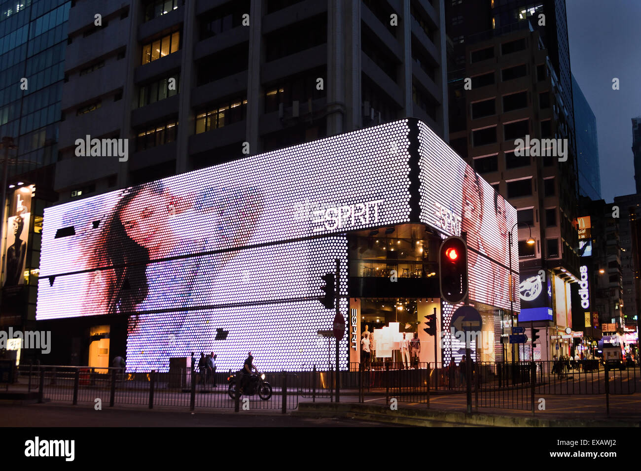 Esprit negozio di moda di Hong Kong Kowloon - Sim Sha Tsui - cinese Cina ( sera notte di luce al neon billboard ) Foto Stock