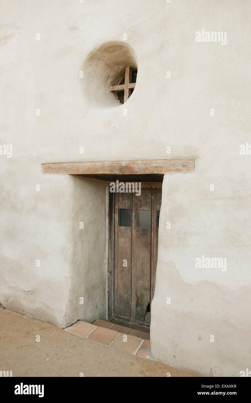 Adobe struttura con porta di legno Foto Stock