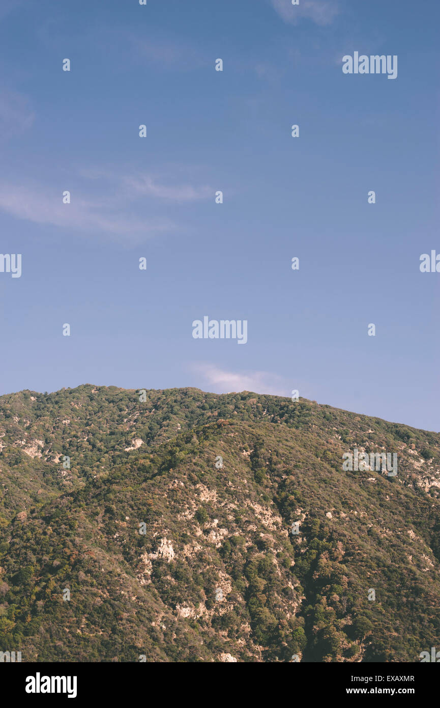 Montagna e cielo blu e spazio di copia Foto Stock