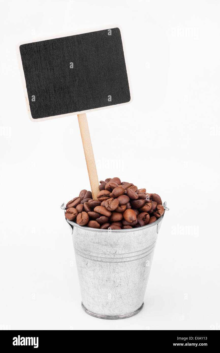 Puntatore, prezzo nel secchio del caffè in chicchi, su sfondo bianco Foto Stock