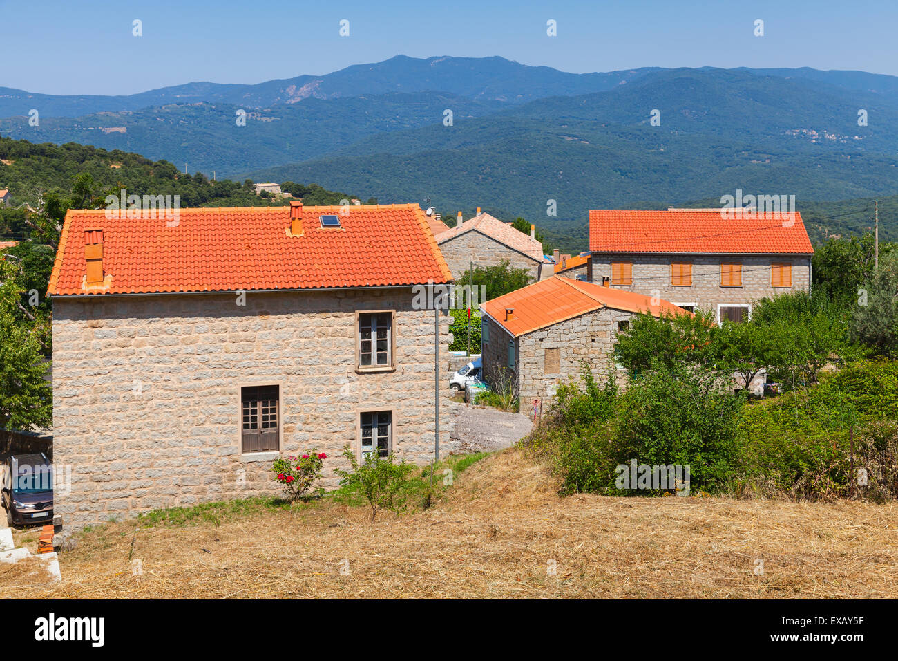Villaggio Corso paesaggio, vivendo case con tetti in tegole rosse. Petreto-Bicchisano, Corsica, Francia Foto Stock