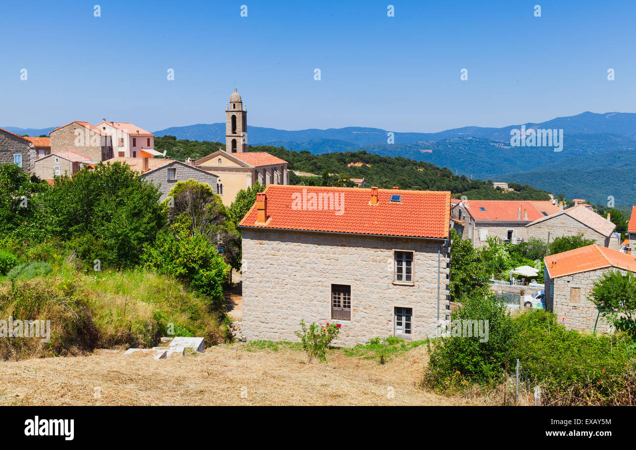Villaggio Corso paesaggio, abitazioni e la torre campanaria. Petreto-Bicchisano, Corsica, Francia Foto Stock