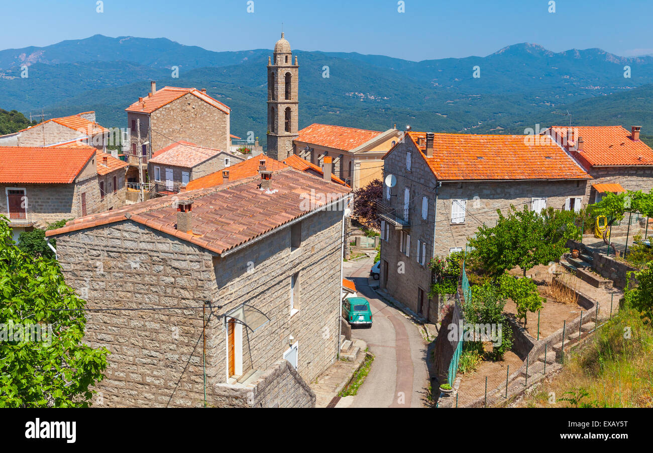 Piccolo villaggio corso paesaggio, abitazioni e la torre campanaria. Petreto-Bicchisano, Corsica, Francia Foto Stock