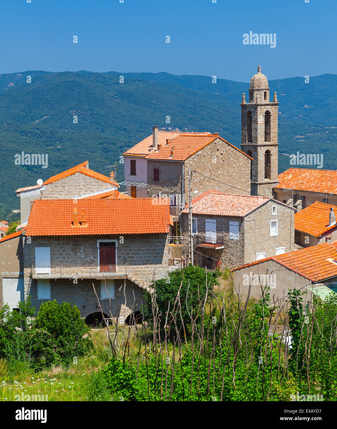 Piccolo villaggio corso paesaggio, vecchie case di vita e la torre campanaria. Petreto-Bicchisano, Sud Corsica, Francia Foto Stock